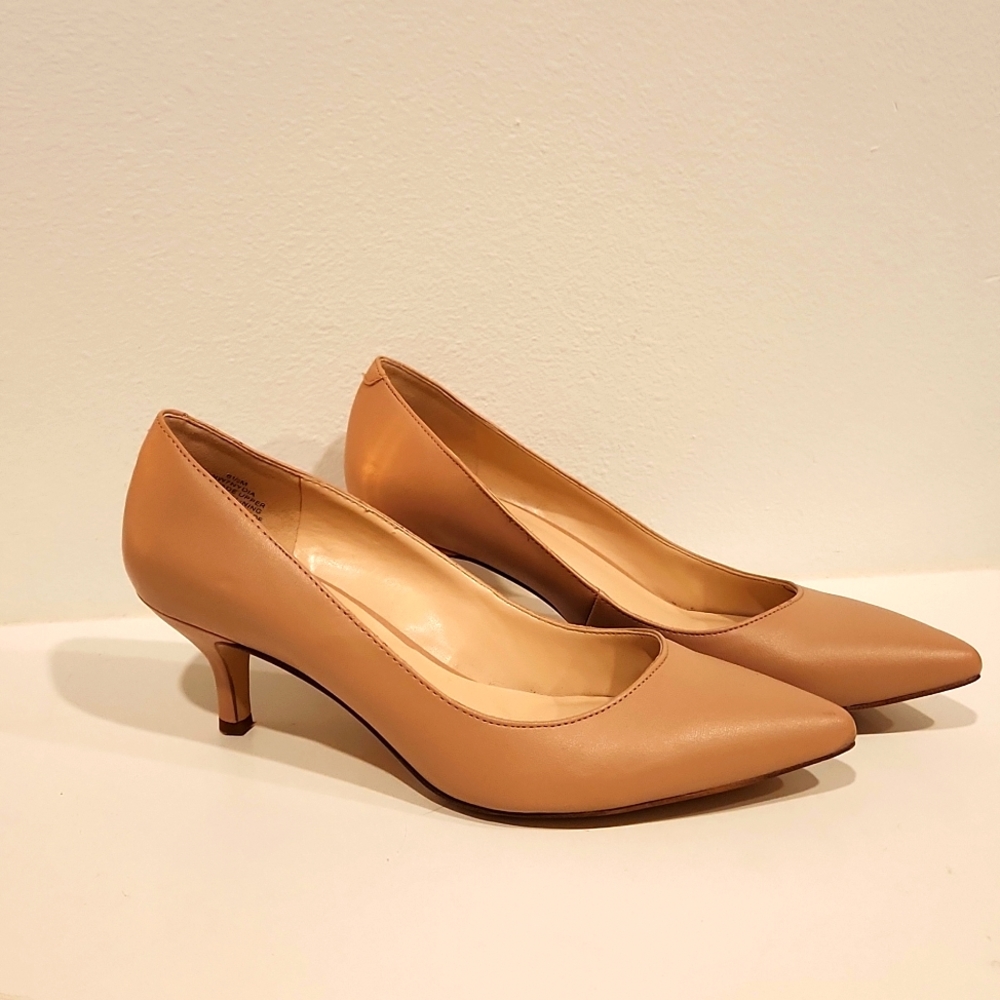 Nine west tan/ nude comfort kitten heel